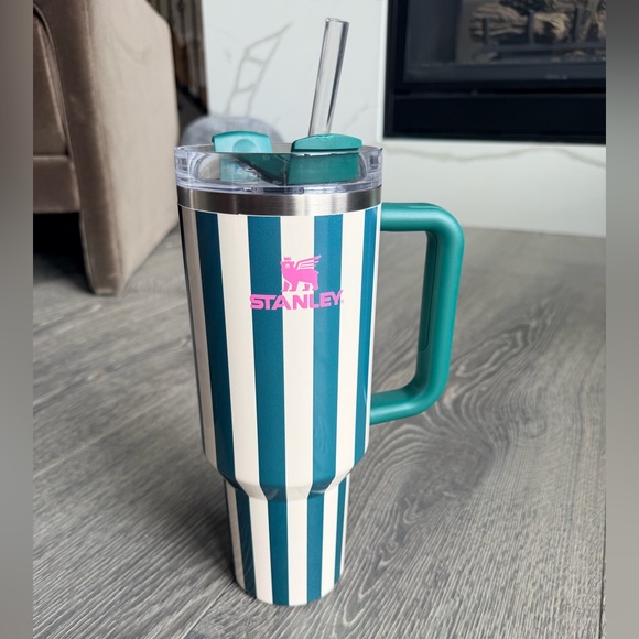 Stanley Quencher H2.0 FlowState 40 oz Tumbler in Emerald Cabana Gloss - Picture 2 of 8